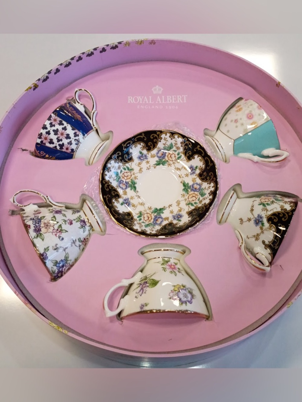 Royal Albert 100 YEARS of Royal Albert 1900-1940 5Piece Teacup & Saucer Set, NEW